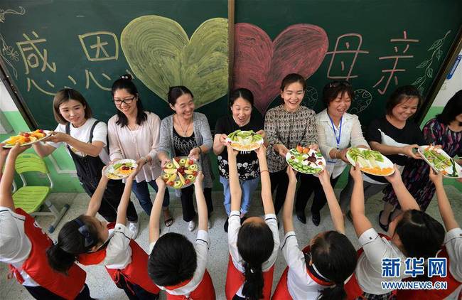 5月10日，在河北省邯鄲市趙王小學(xué)開展的“感恩母親”主題活動中，學(xué)生將制作的水果拼盤送給媽媽。