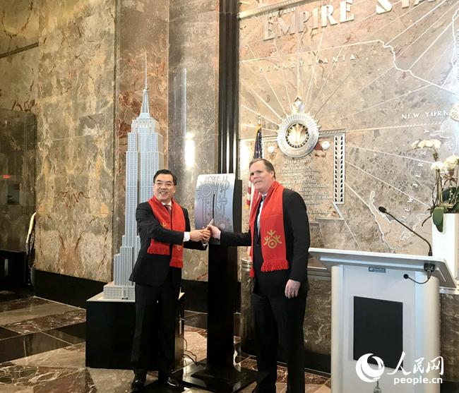 圖為中國(guó)駐紐約總領(lǐng)事黃屏與帝國(guó)大廈集團(tuán)總裁兼首席運(yùn)營(yíng)官凱斯勒共同啟動(dòng)紐約帝國(guó)大廈慶祝中國(guó)農(nóng)歷新年點(diǎn)燈儀式。李曉宏攝